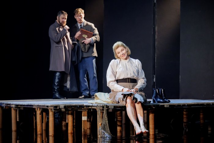 девушка горы туман. девушка океан волны. красота человеческой души. под ногами земля. земля уплыла из под ног.